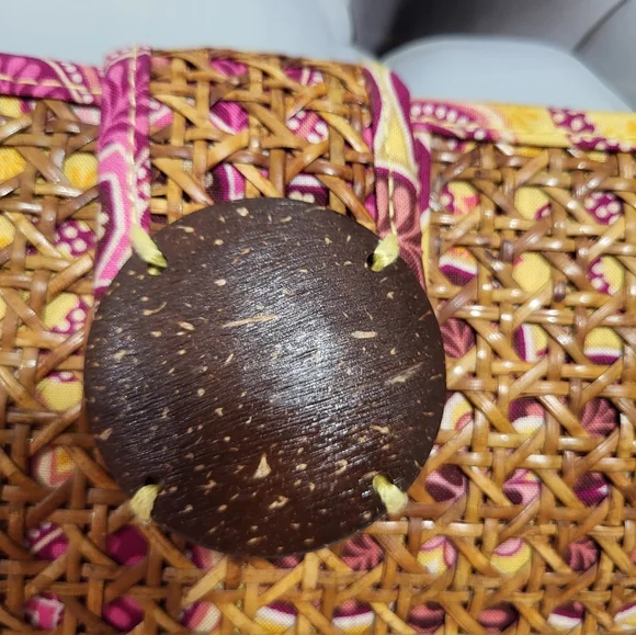 Vera Bradley Women’s Tiki Clutch Bali Gold Sz M Floral Chunky Coco Shell Button - Picture 8 of 8